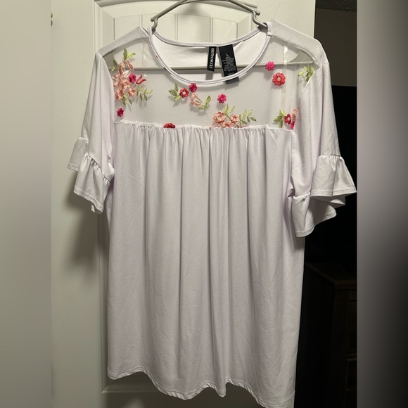 Chic White Blouse with Floral Accents - Picture 1 of 2